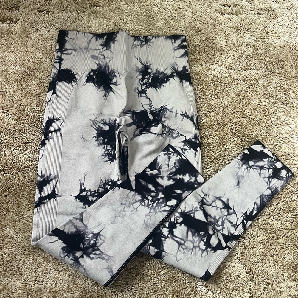 light grey and black tie dye scrunched booty gym leggings size large